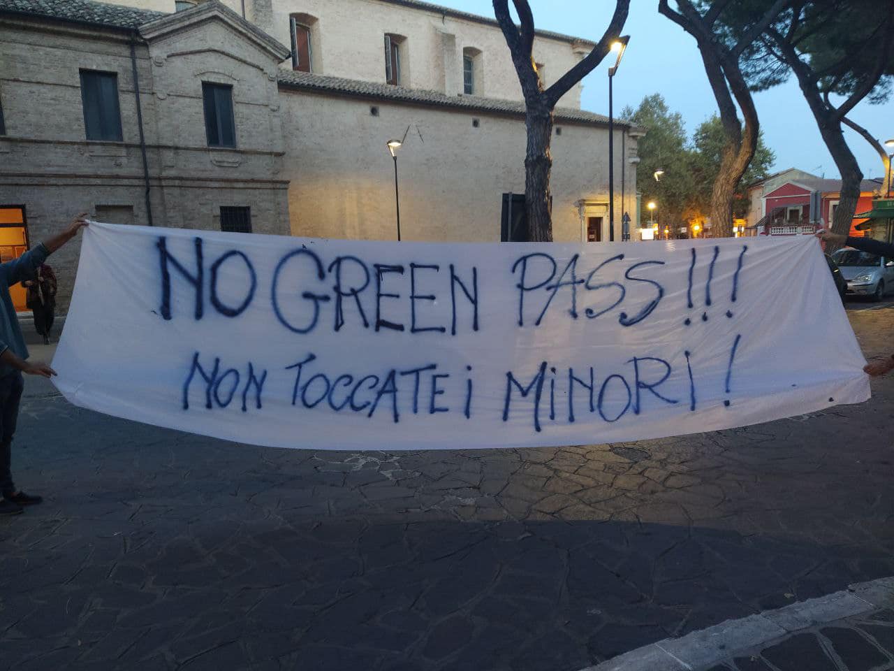 #NoGreenPass e #Nontoccateiminori, Regione Abruzzo convoca tavolo confronto