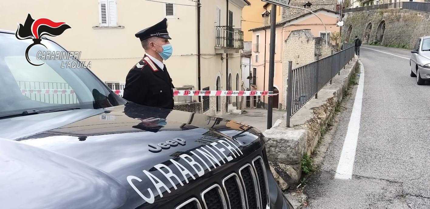 56enne morto soffocato nella notte: figlio e nuora interrogati per ore dai carabinieri