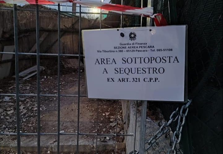 Ex centro sportivo trasformato in discarica, scatta il sequestro della Guardia di Finanza