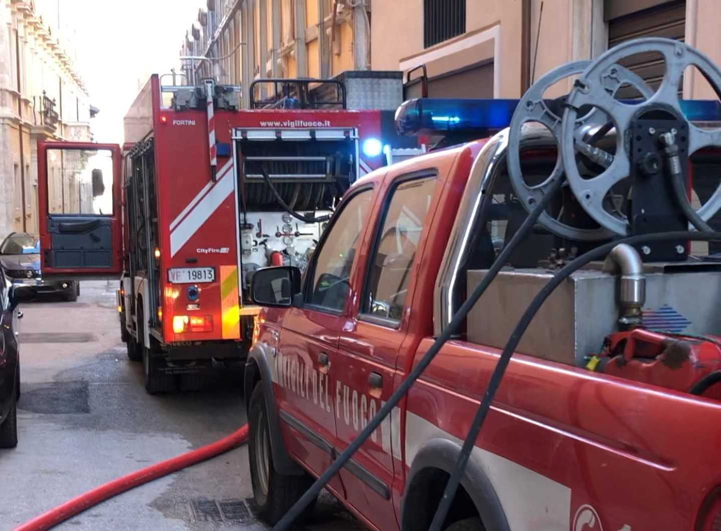 Scoppia un incendio nei locali della curia, paura in piazza Duomo all’Aquila