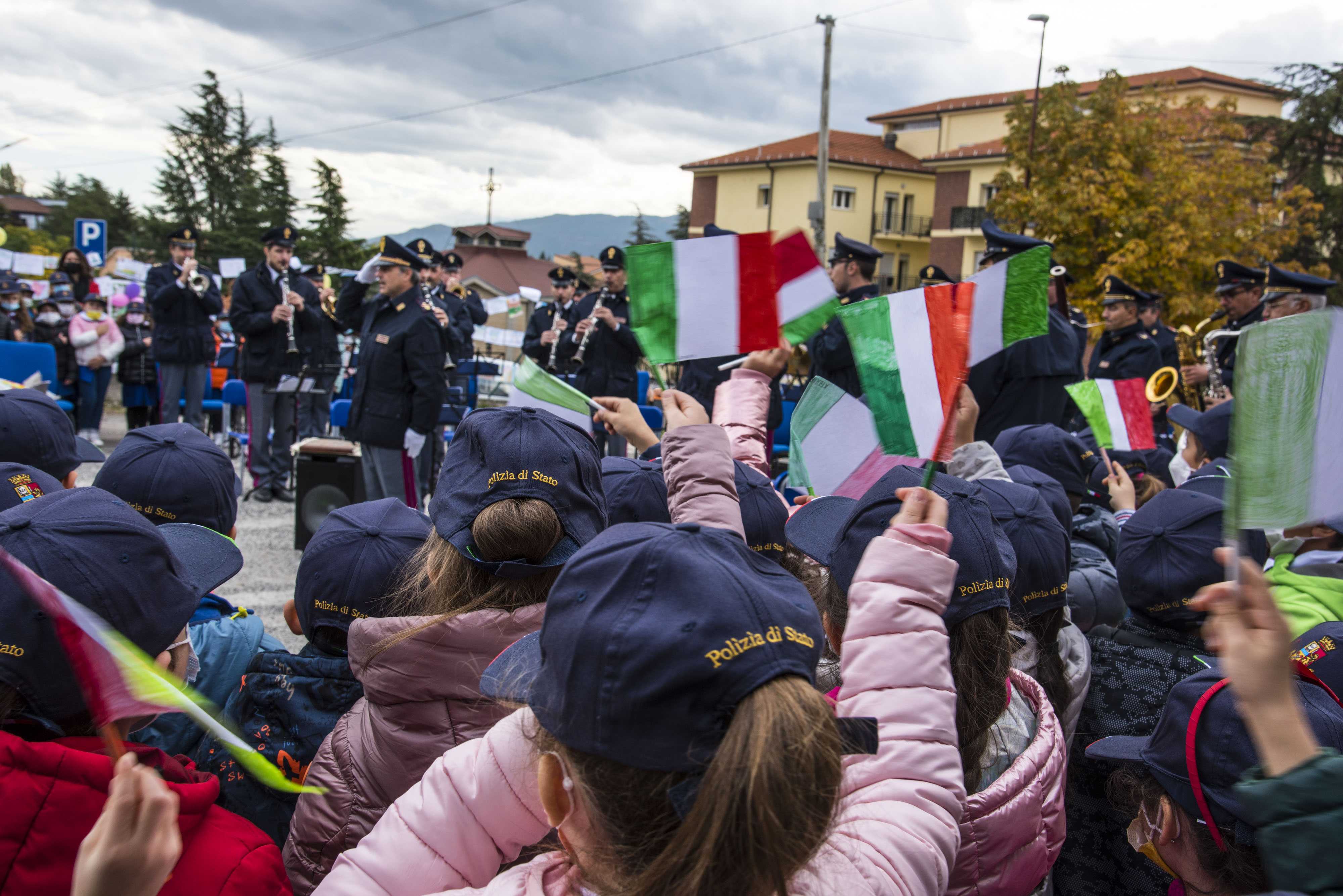 Inaugurazione anno scolastico, per i piccoli futuri musicisti il concerto della Fanfara della Polizia di Stato (foto)