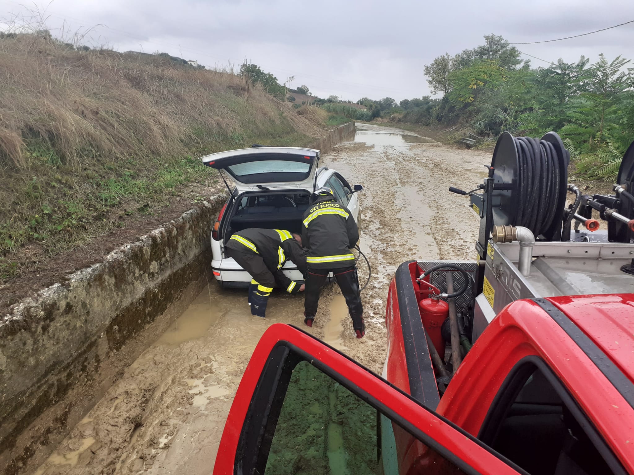 Vigili del fuoco da tutto l’Abruzzo per l’emergenza nubifragi a Teramo: decine di interventi