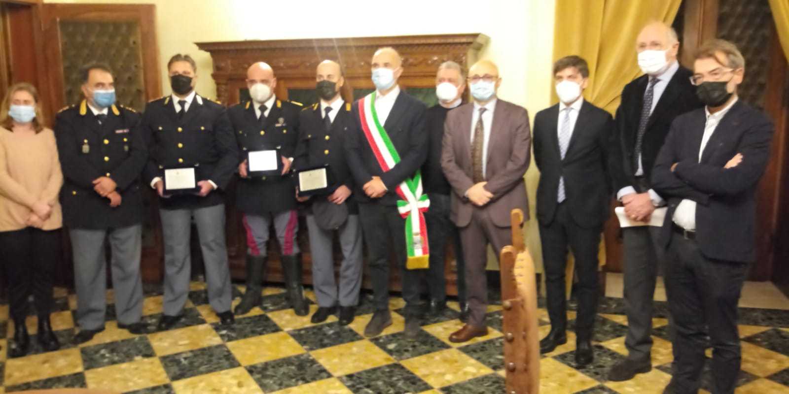 Incendio pineta dannunziana, riconoscimento per i poliziotti che hanno salvato la comunità del Sacro Cuore