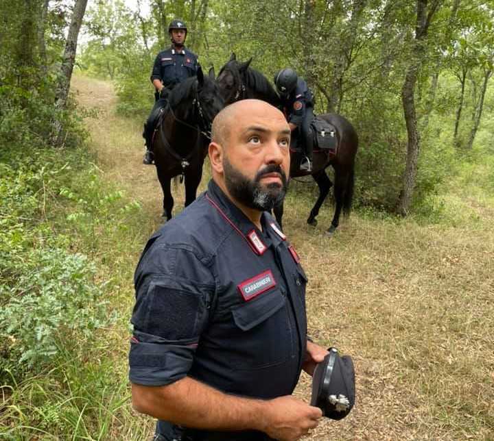 Animali vivi legati a un’asta come richiamo di caccia, denunciato