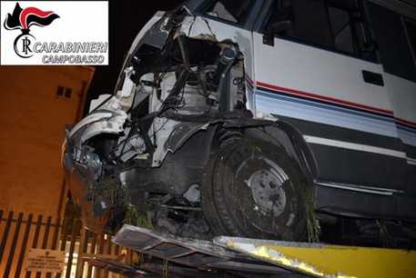 Evade, ruba un camper e nell’inseguimento sperona i carabinieri: arrestato