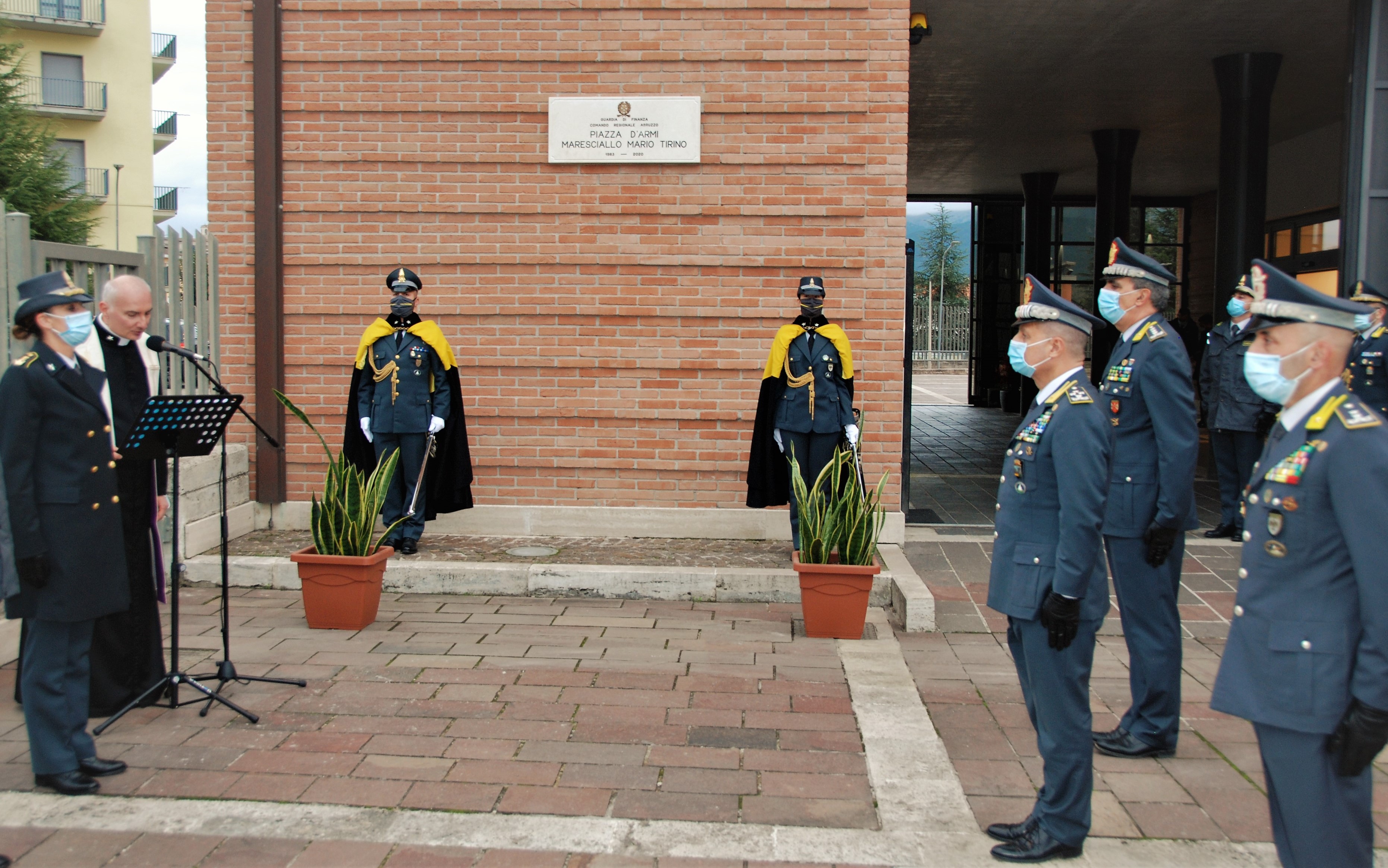 Il generale Zafarana in visita al comando regionale: intitolata la piazza al maresciallo morto di covid19