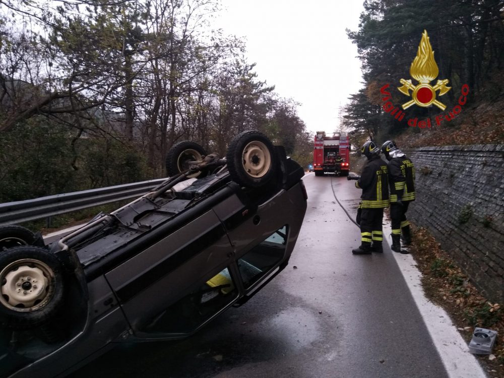 Perde il controllo dell’auto e si ribalta: donna ferita trasportata in ambulanza