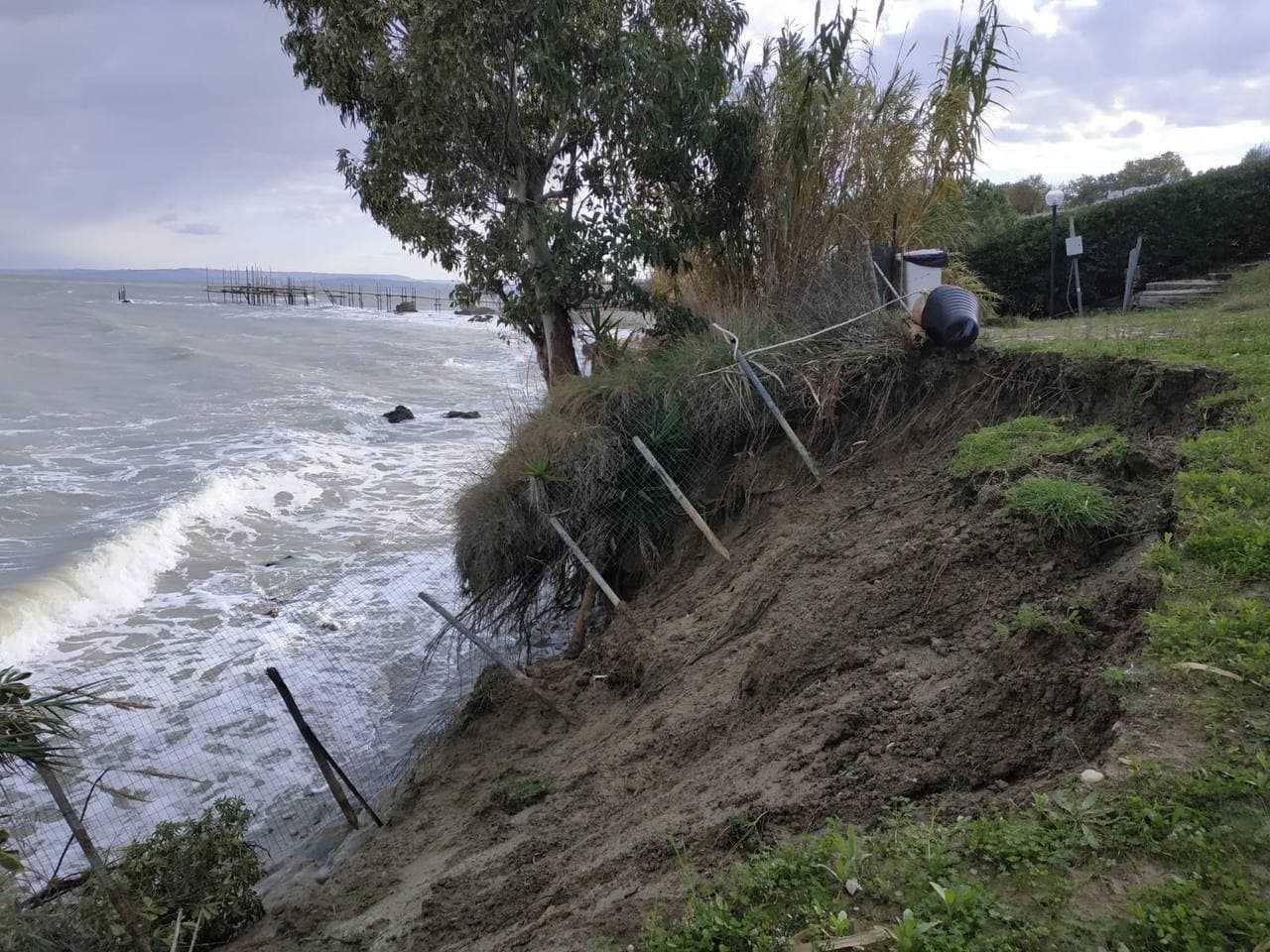 Le mareggiate distruggono il tratto di costa Vignola a Vasto, Smargiassi contesta la Regione
