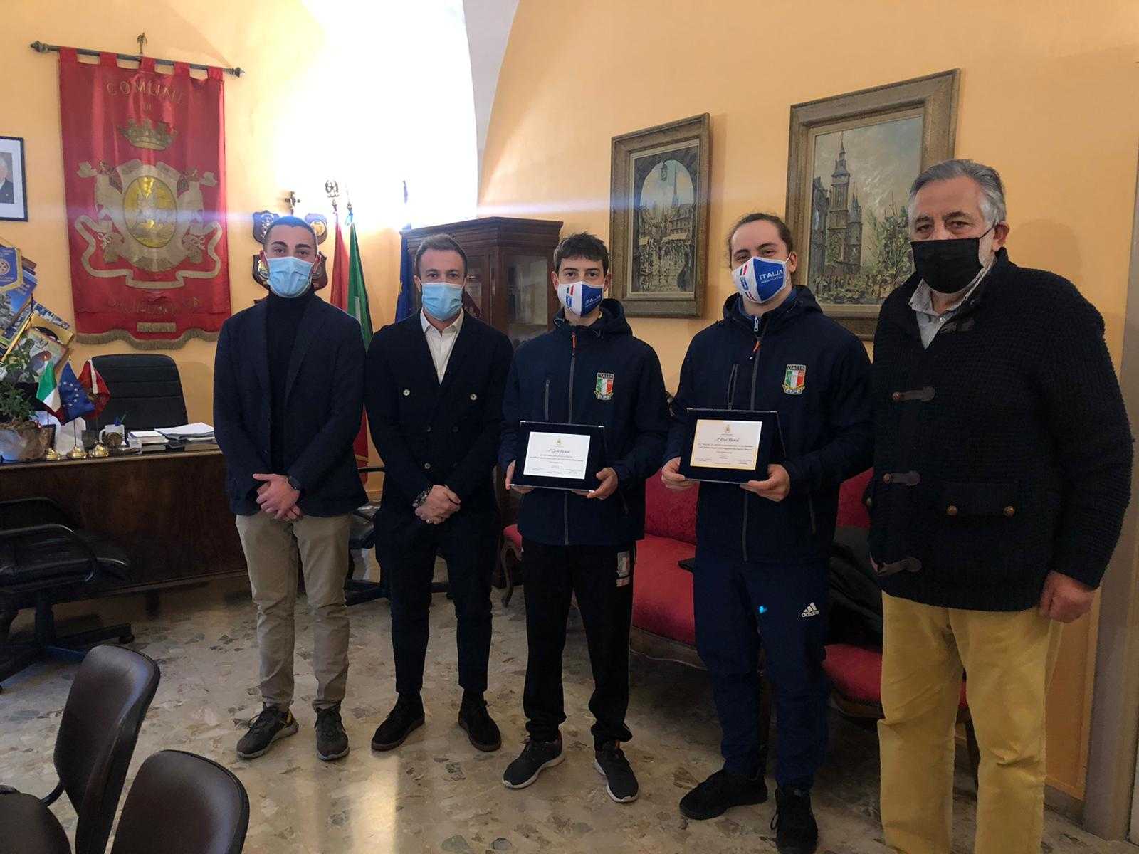 A Giulianova consegnate due targhe ai fratelli Roel e Gioxe Narcisi, Vasanella: “Tributo doveroso e meritato”