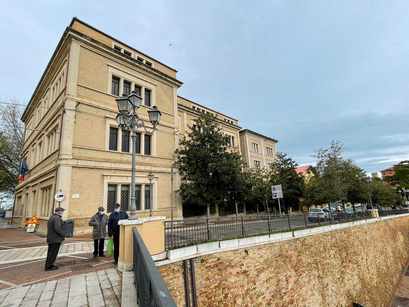 Istituto Spaventa a Città Sant’Angelo ancora non in sicurezza, il Comune attacca la Provincia