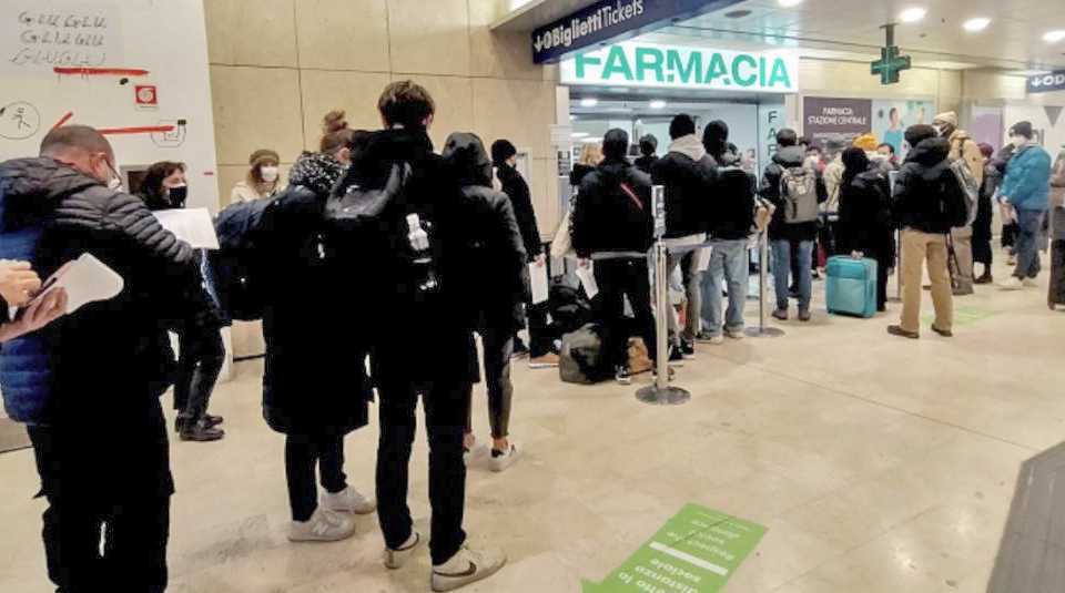 Coronavirus Abruzzo, è record di test rapidi: 20mila in un giorno e farmacie prese d’assalto