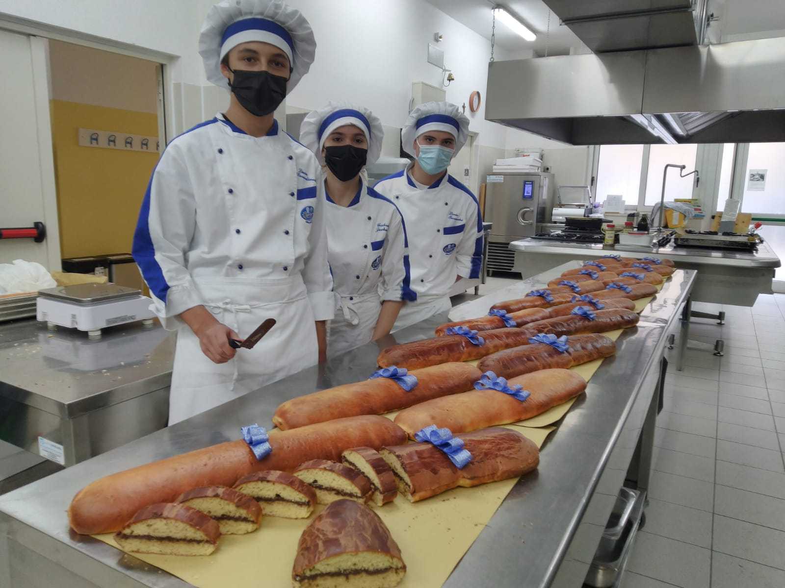 Un maritozzo gigante per le vie del centro di Teramo: gli studenti dell’Alberghiero a lavoro per l’opera