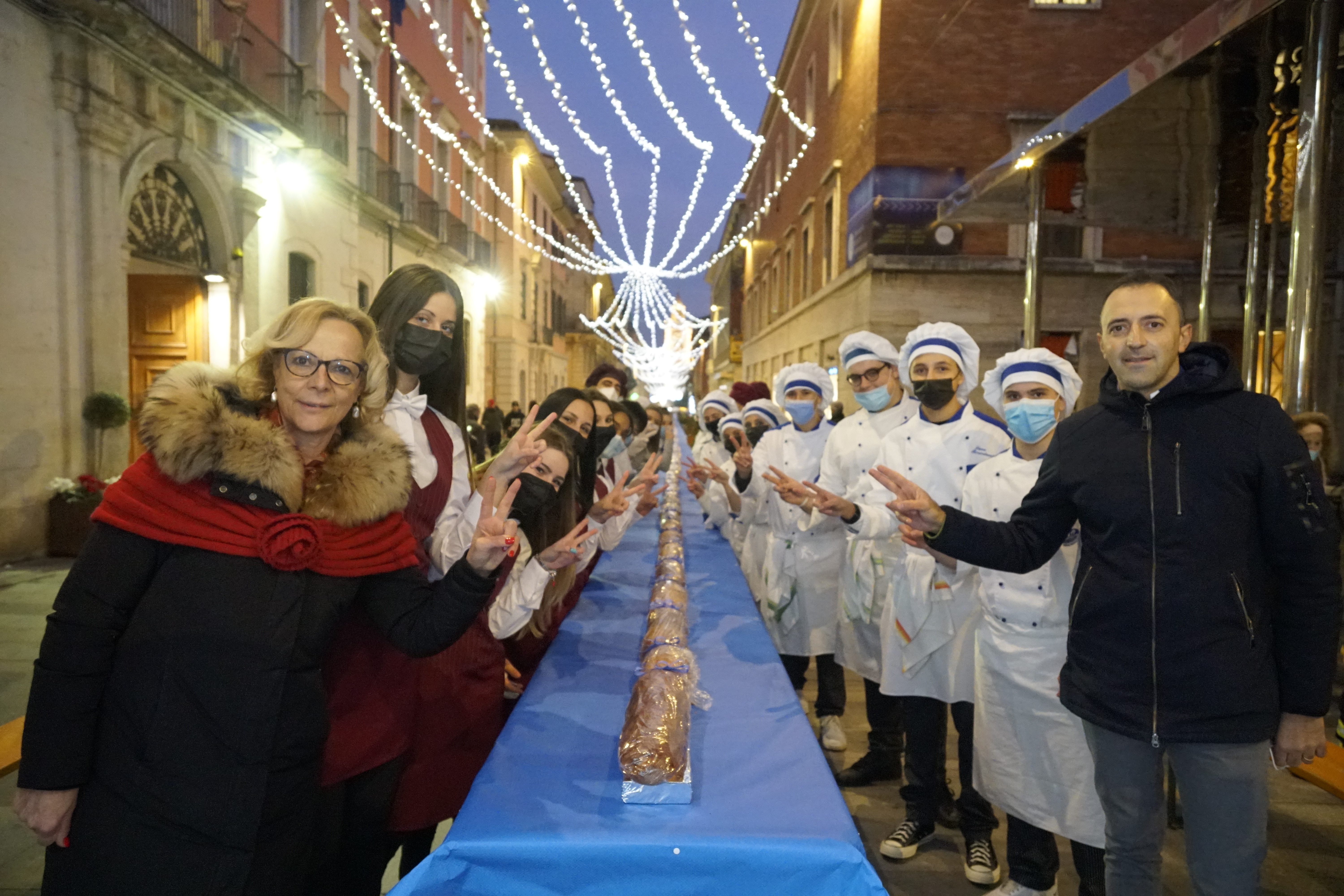 Maritozzo da record a Teramo: è lungo 300 metri e lo hanno creato in piazza gli allievi dell’Alberghiero