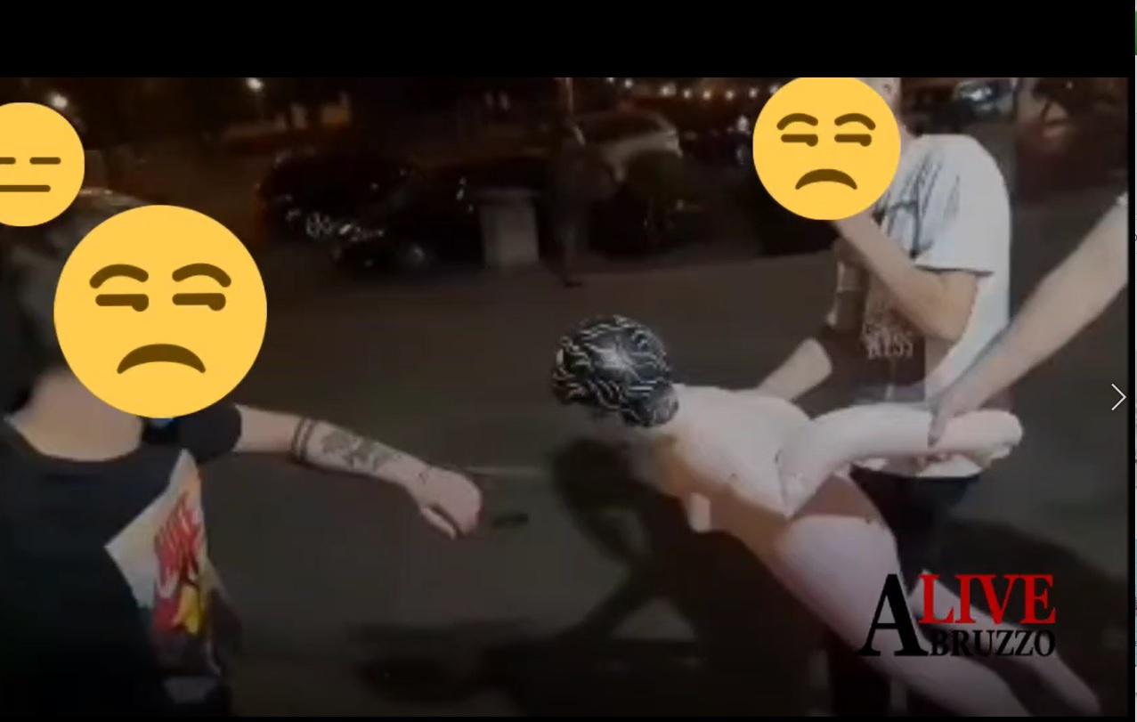 Schiaffi alla bambola gonfiabile nel giorno anti violenza sulle donne,  minacce con armi ai giornalisti (Video) - AbruzzoLive