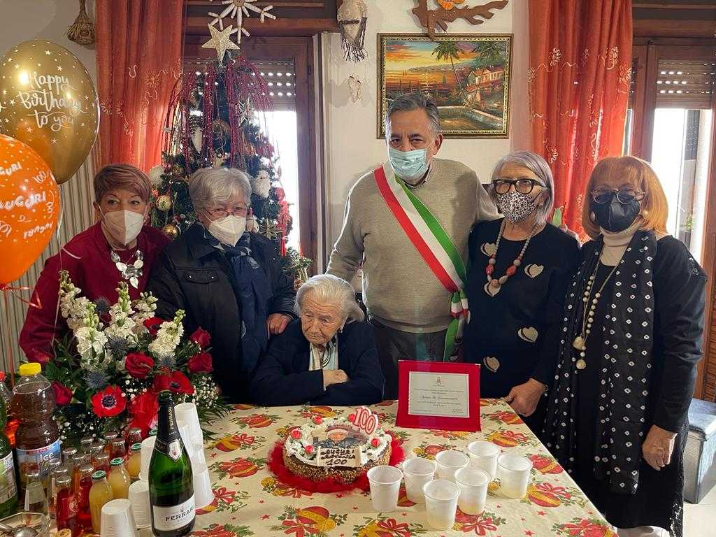 Grande festa a Giulianova per i cento anni di nonna Antonia Di Giovannantonio