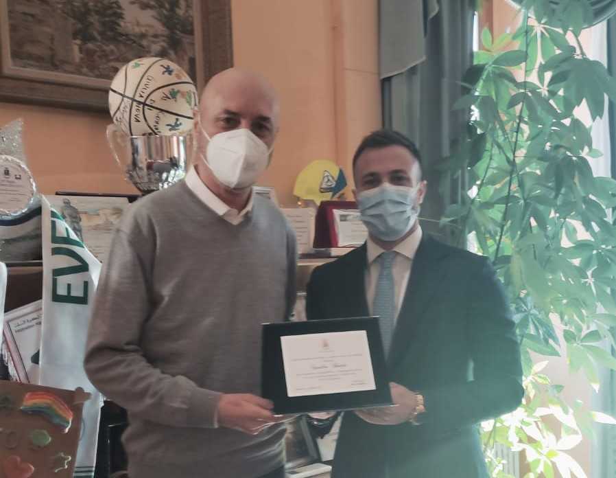 Il sindaco Jwan Costantini saluta Sandro Bontà, nell’organico del Comune dal 1979