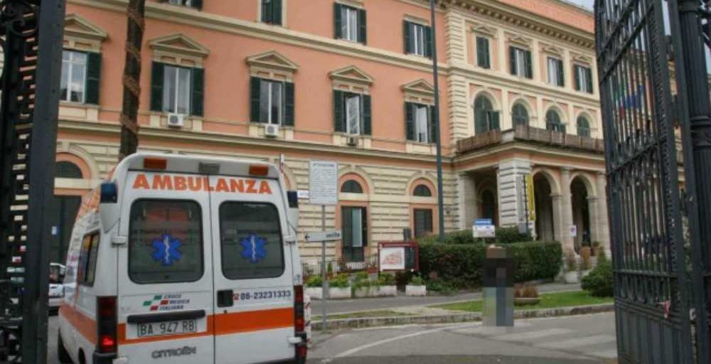 Covid, muore a 28 anni dopo il parto, indagata ginecologa: le aveva sconsigliato il vaccino