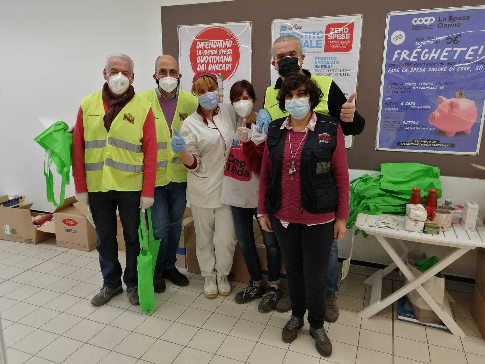 Raccolta alimentare in sostegno delle famiglie in difficoltà, il cuore grande dei volontari all’Aquila