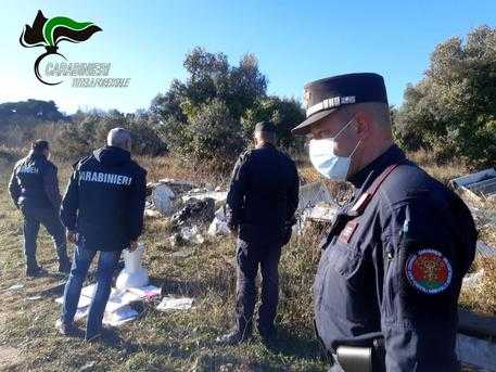 Sorpresi a sversare rifiuti in una discarica non autorizzata: in 2 rischiano arresto