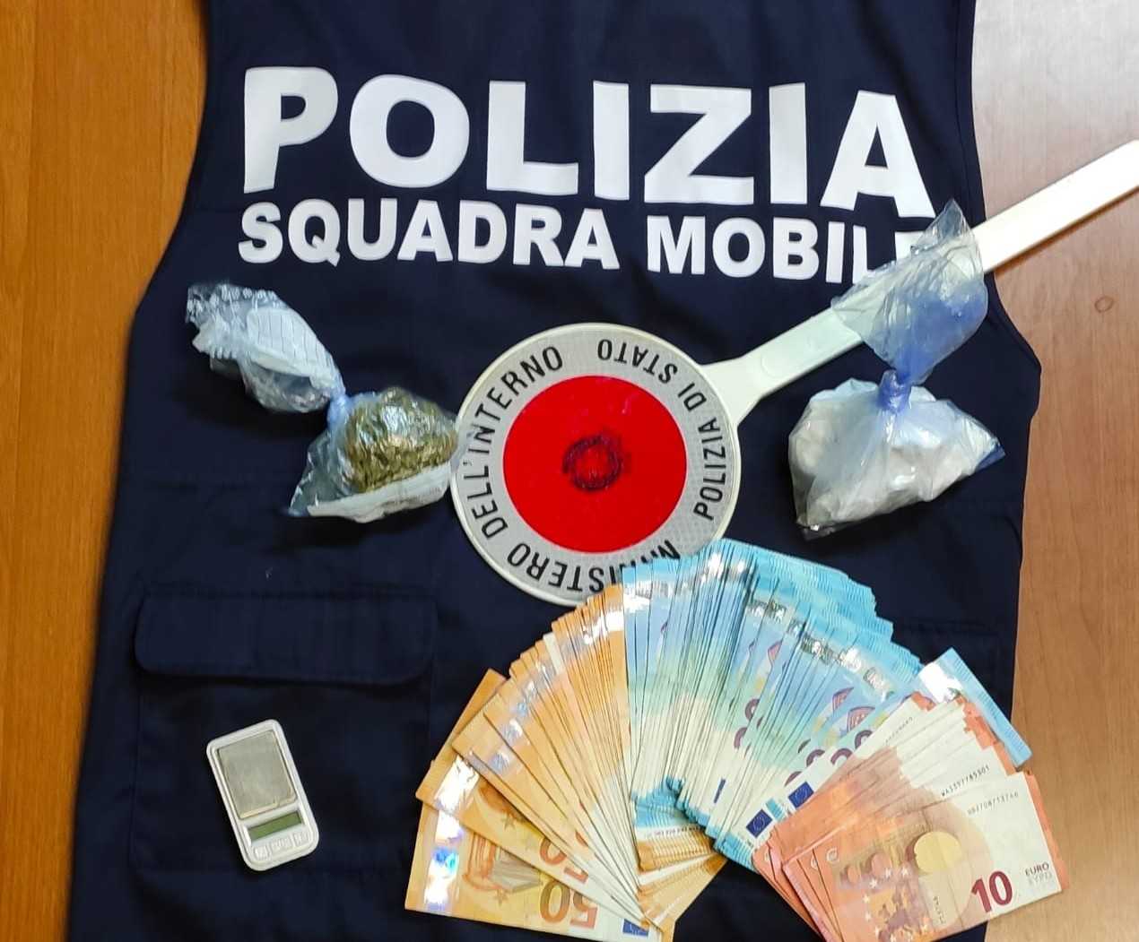 Con oltre 100 grammi di cocaina in auto: 2 arresti, a una 31enne revocato reddito di cittadinanza