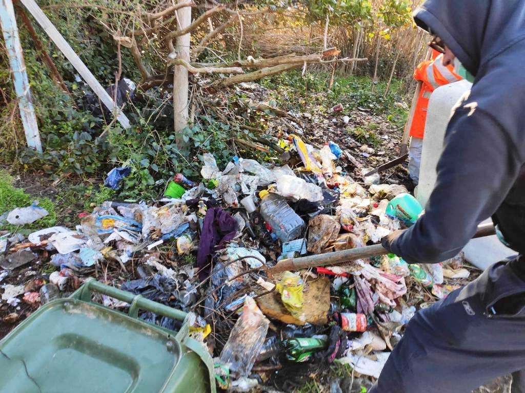 Ripuliti i rifiuti a Colle Magnone, Nugnes e Marcone: “Contro gli incivili arrivano le fototrappole, si vergognino”