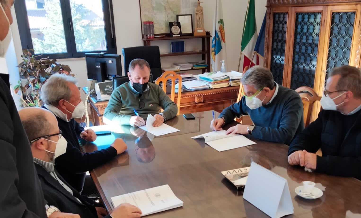 I comuni di Rocca di Cambio e Rocca di Mezzo firmano in Provincia per i piani di Ricostruzione