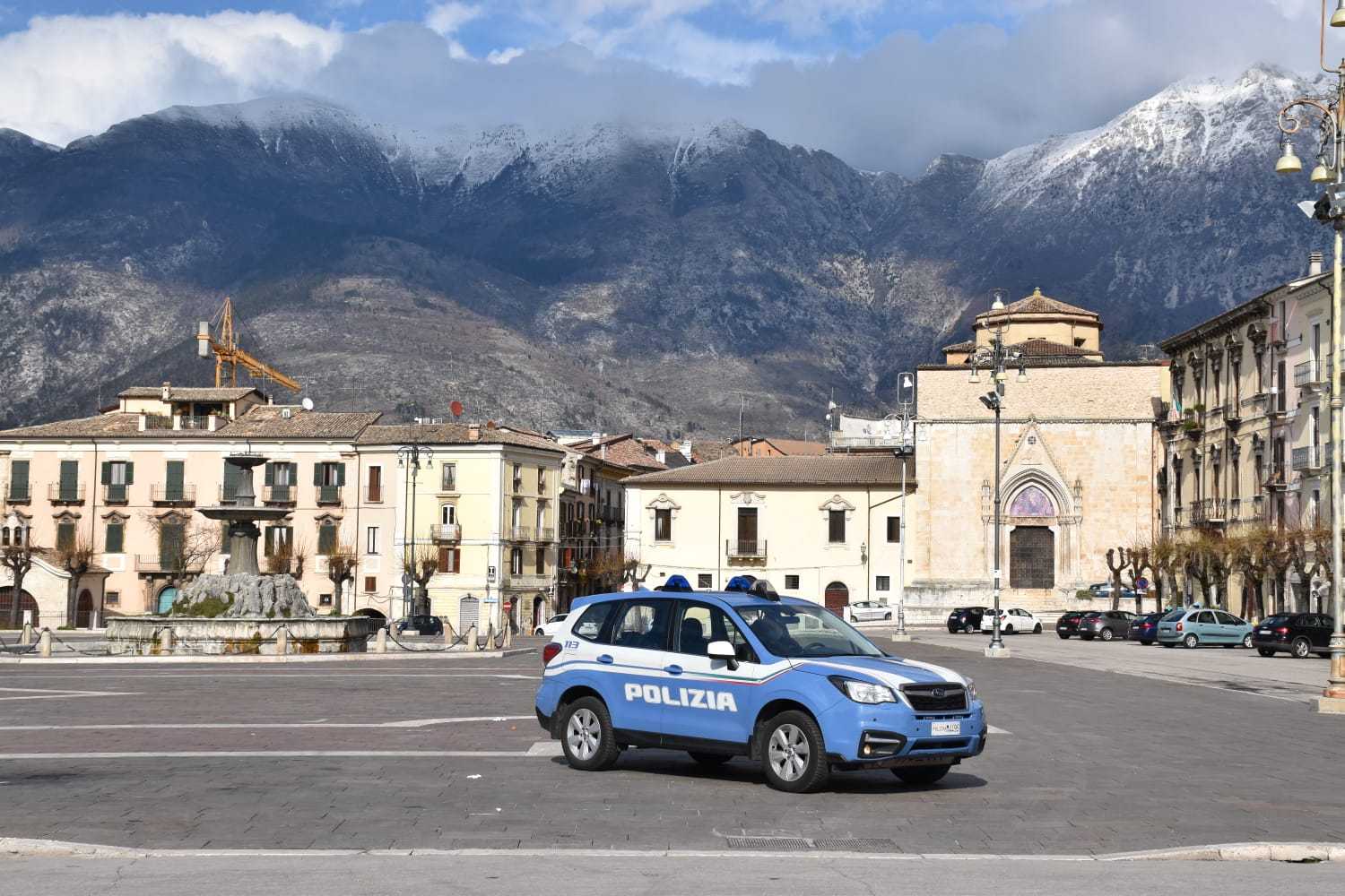 La polizia ascolta il giovane con il coltello a scuola: indagini in corso