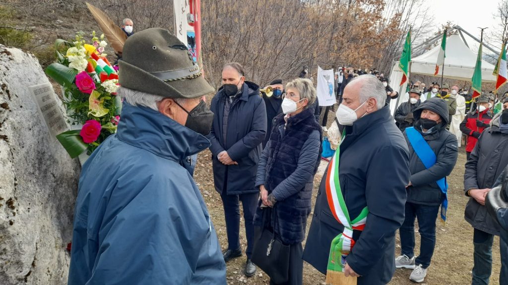 Una corona di fiori per i quattro angeli del Velino sulle note del “Silenzio” (video)