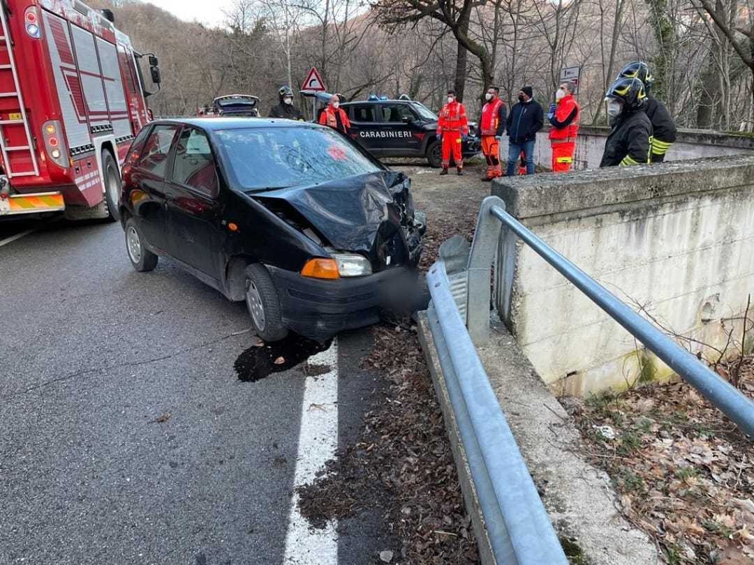 Perde il controllo dell’auto e si schianta contro un muro: muore un 84enne