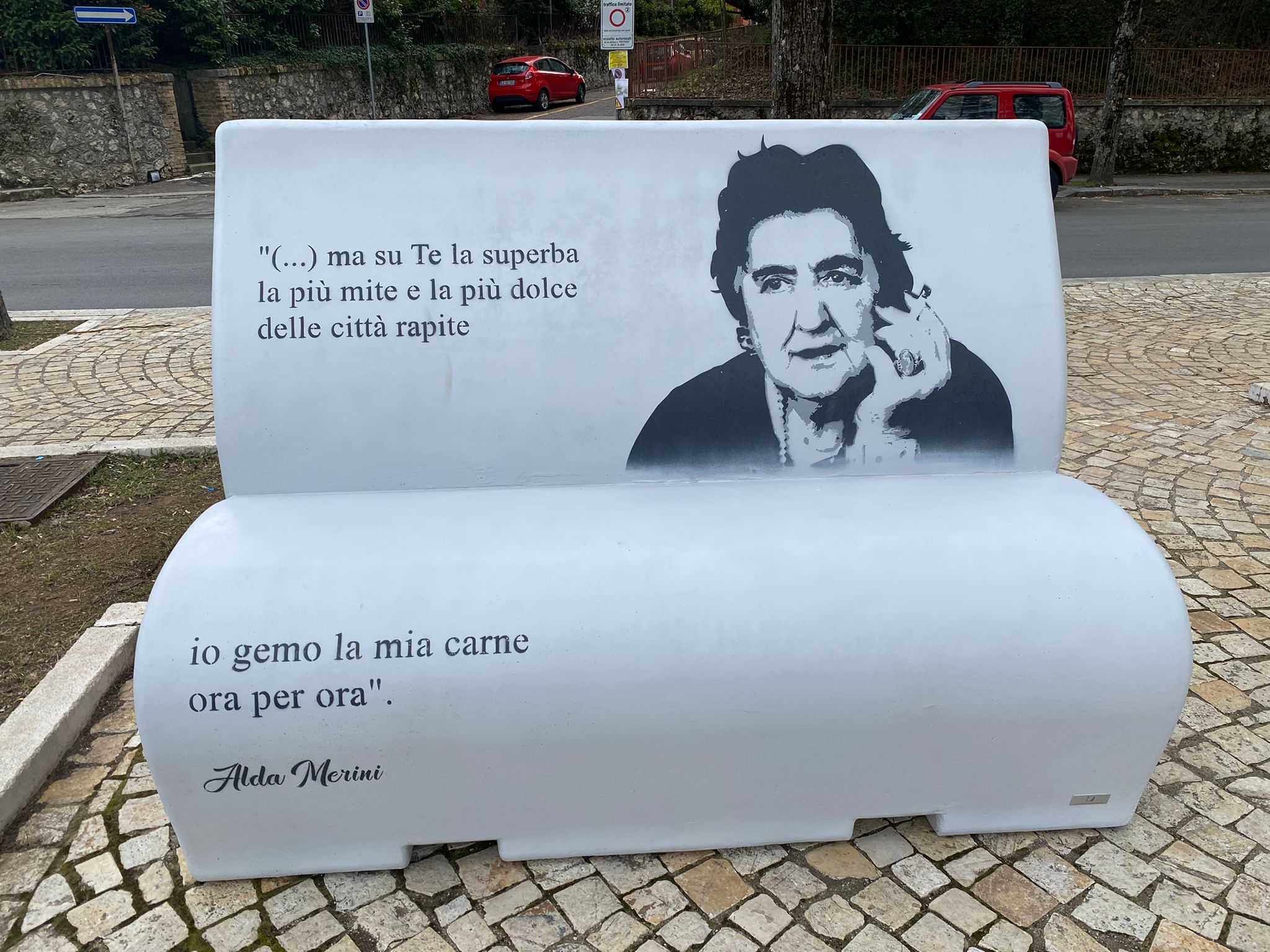 All’Aquila arrivano le panchine “letterarie” e “intelligenti” e il wi fi gratis (foto)