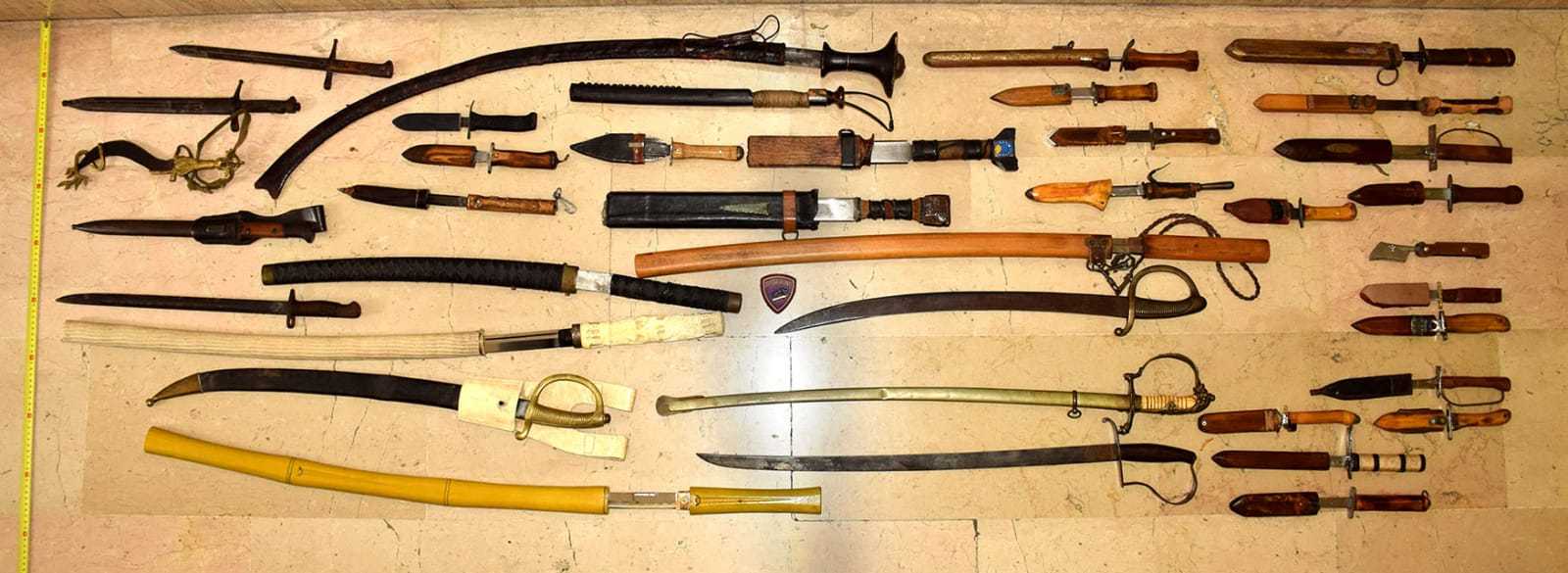 Arrivano i poliziotti per lo sfratto ma trovano un garage pieno di armi: denunciato