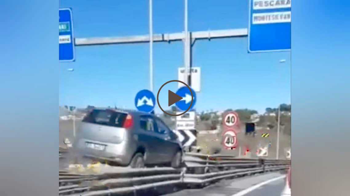 Sale sul guardrail dopo lo schianto, necessario l’intervento della gru dei vigili del fuoco (Video)