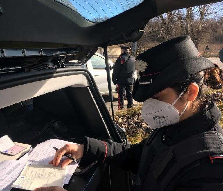 Task force dei carabinieri all’Aquila, controlli su soggetti socialmente pericolosi: ritirate patenti e sequestrata droga