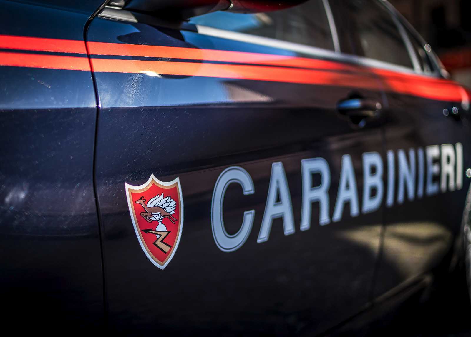 All’alba pugni e calci alle saracinesche durante la lite d’amore, intervengono i carabinieri