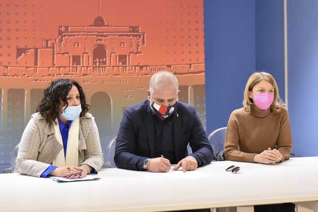 Agriturismi e agricamping confinanti con il demanio marittimo: equiparazione a strutture ricettive