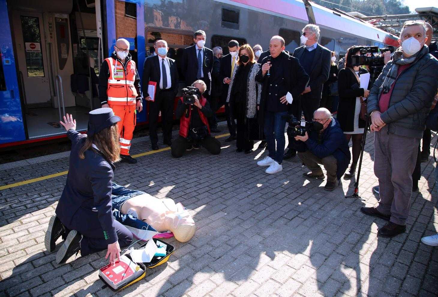 Sui treni Tua arrivano i defibrillatori semiautomatici: più sicurezza per i viaggiatori