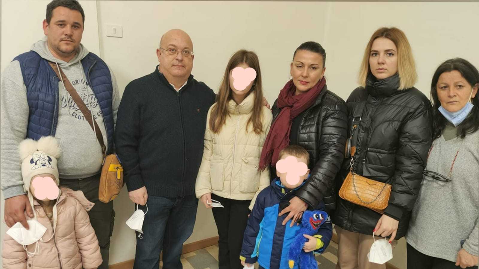 Famiglia ucraina arrivata a Pescara nella notte, ospitata in Municipio aspetta sistemazione