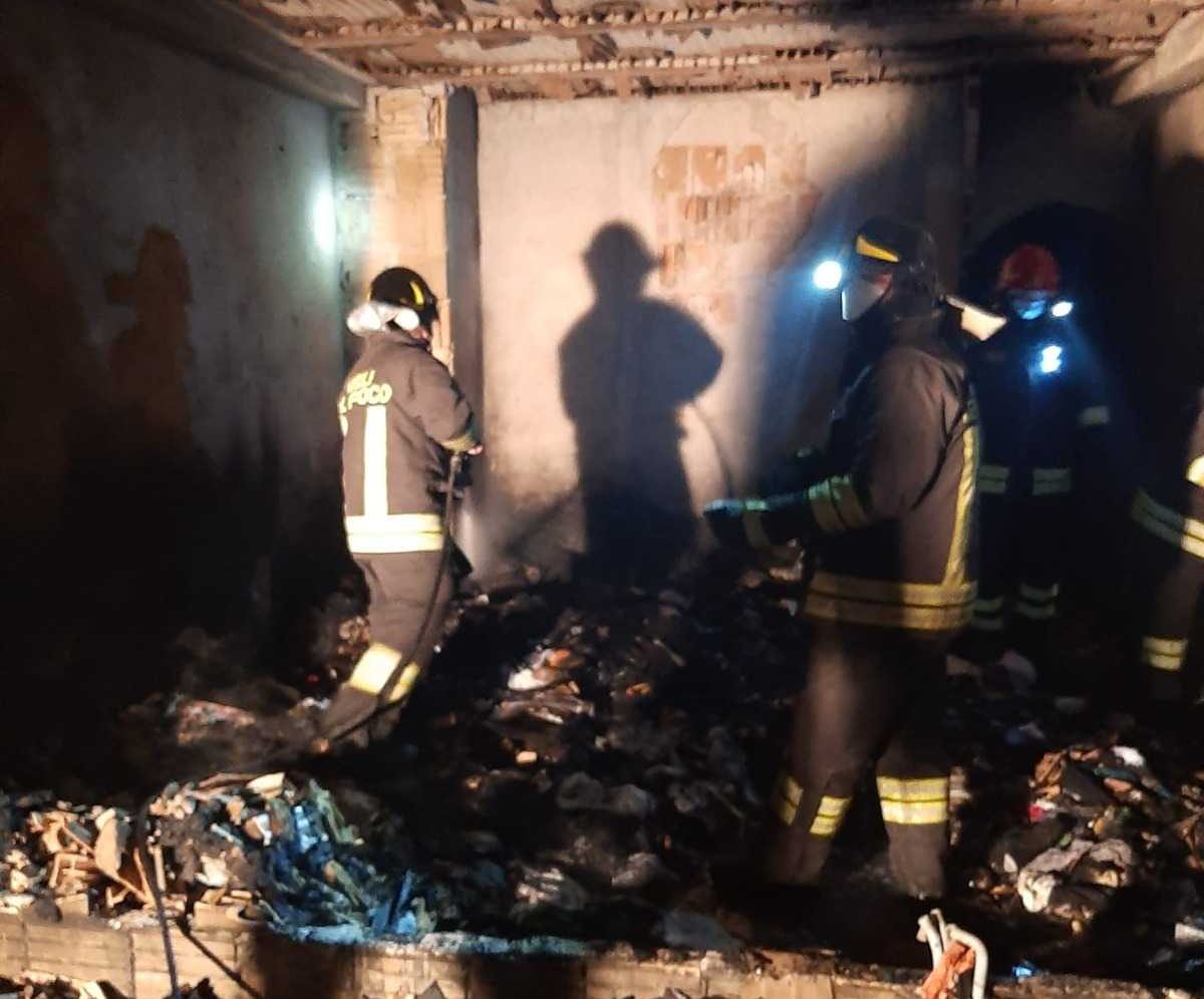 Paura nel centro storico di Pescasseroli, a fuoco un’abitazione: pompieri a lavoro tutta la notte