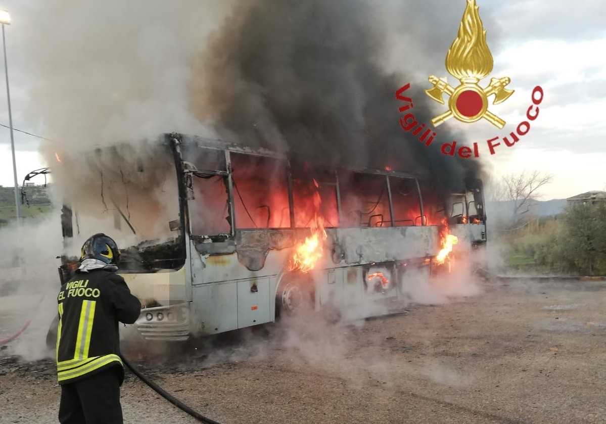 Bus a fuoco nel parcheggio Tua, si sospetta il dolo: intervento vigili del fuoco (foto)