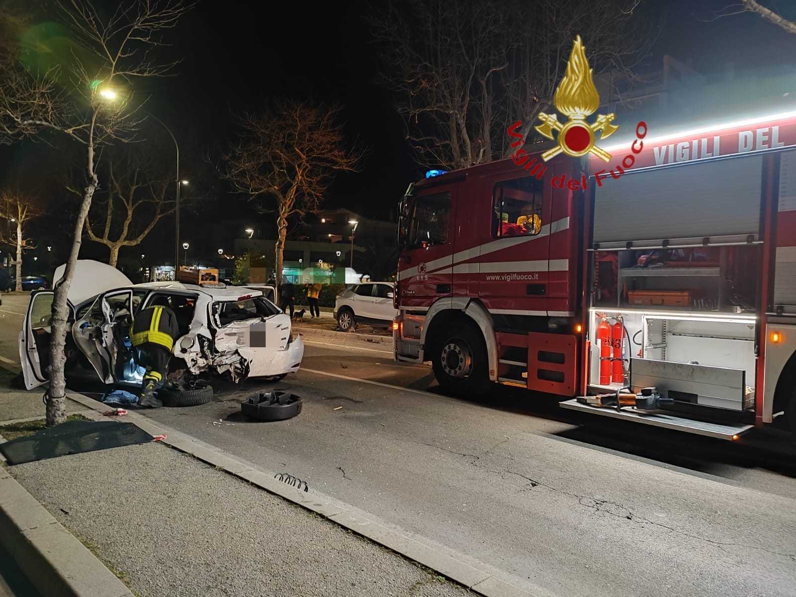 Schianto in Viale Primo Vere a Pescara, una donna estratta dalle lamiere dell’auto: feriti in ospedale