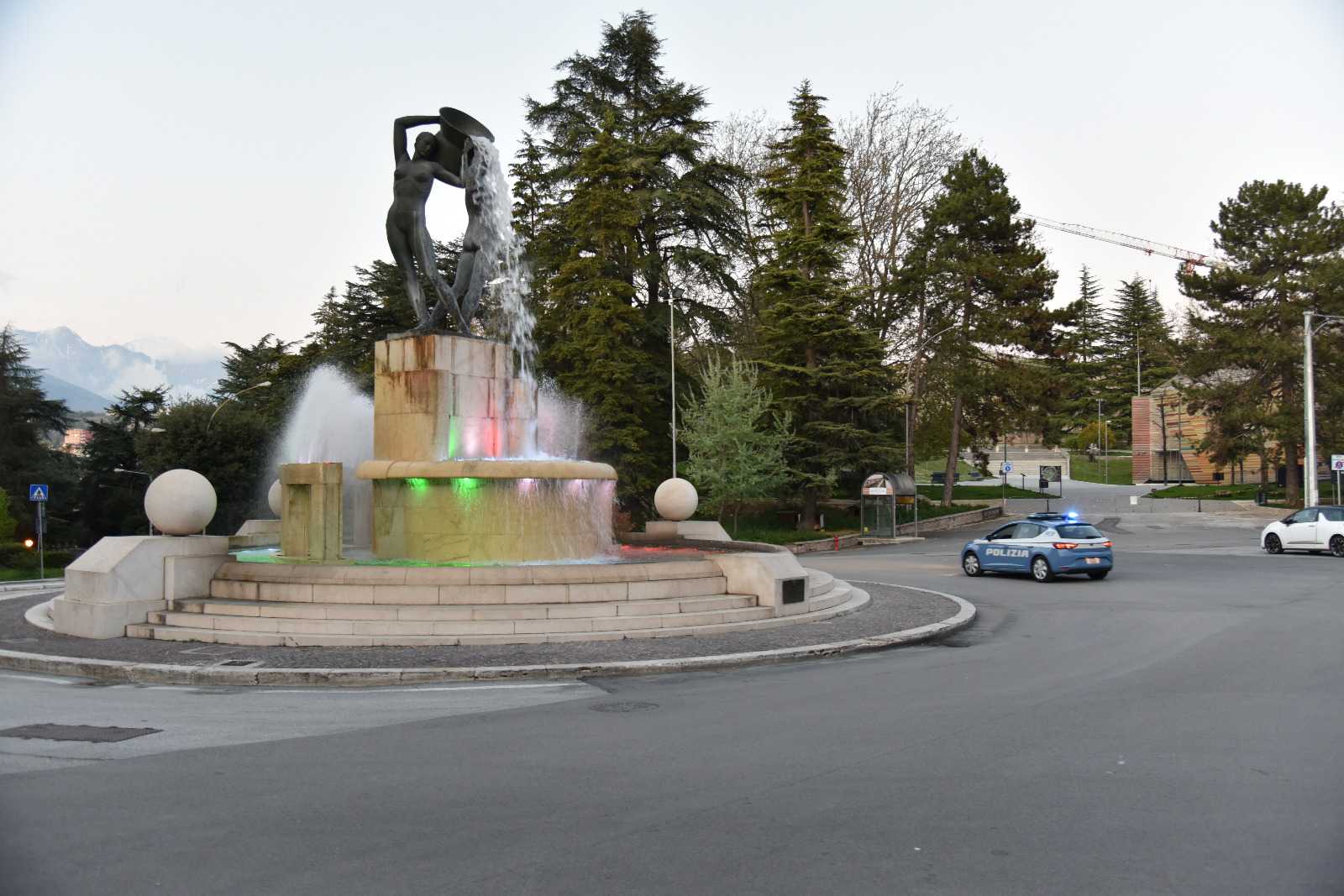 Rubava in gioielleria con due bambini e rivendeva ai compro oro: polizia denuncia un’aquilana