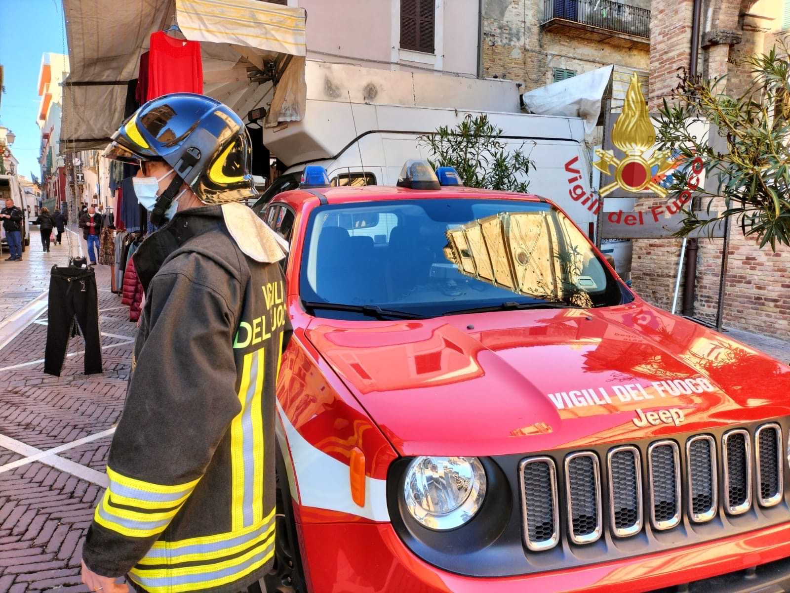 Intossicati dal monossidio di carbonio finisco in ospedale, intervento reparto speciale vigili del fuoco (foto)