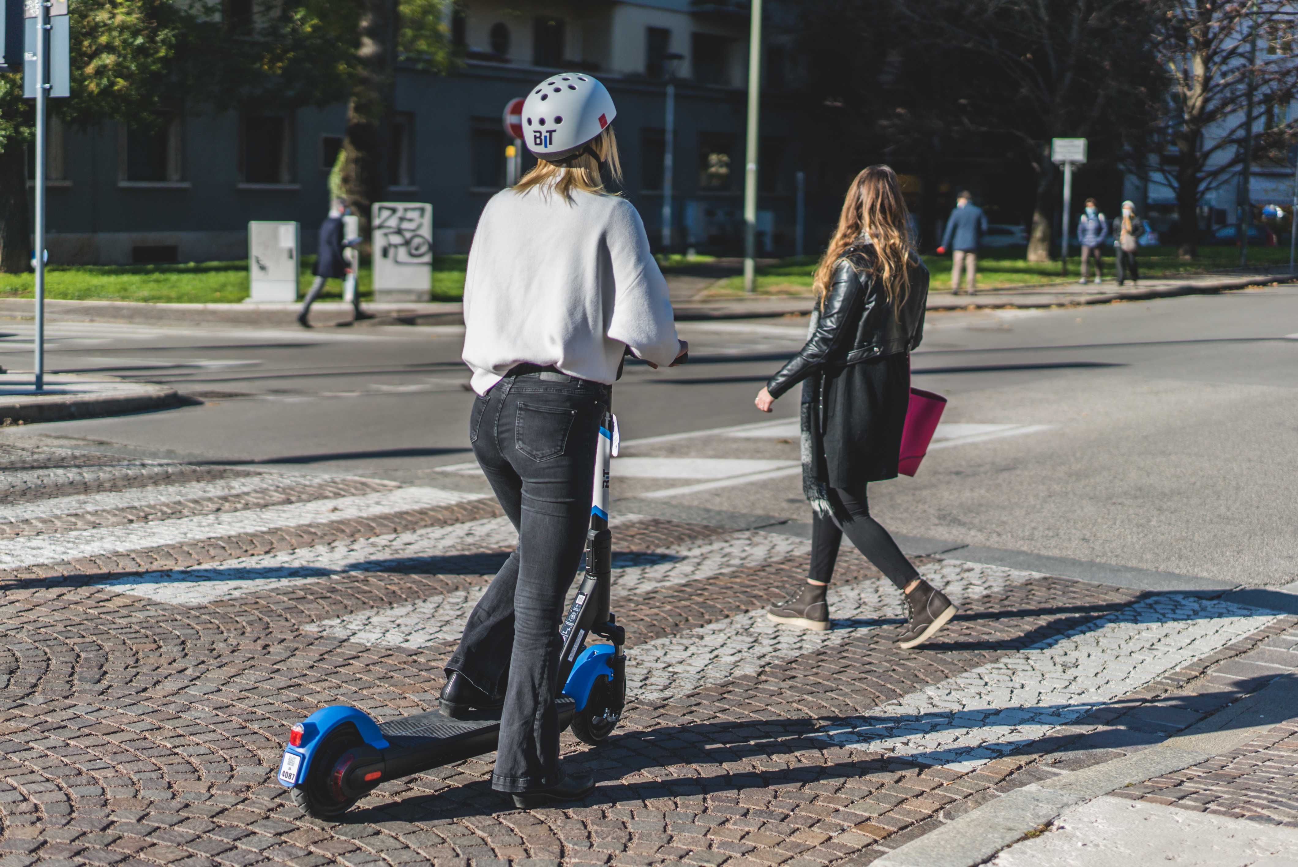 Una donna su due non si sente sicura ad uscire da sola la notte, il modello “Edimburgo” per una mobilità sicura