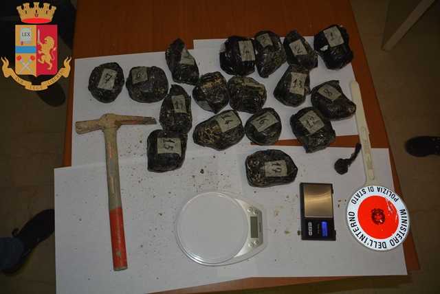 Scovati dalla polizia con oltre 4 kg di eroina, arrestati: la droga avrebbe “fruttato” 100mila euro