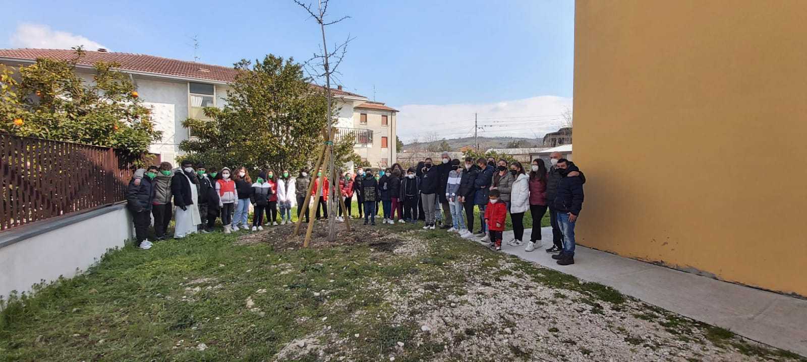A Bolognano il Comune dona un albero alla scuola di Piano D’Orta