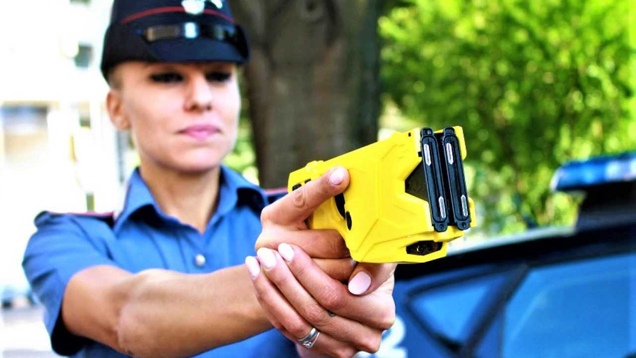 Forze di polizia: dal 14 marzo gli agenti avranno in dotazione il taser, ministro Lamorgese: “passo importante”