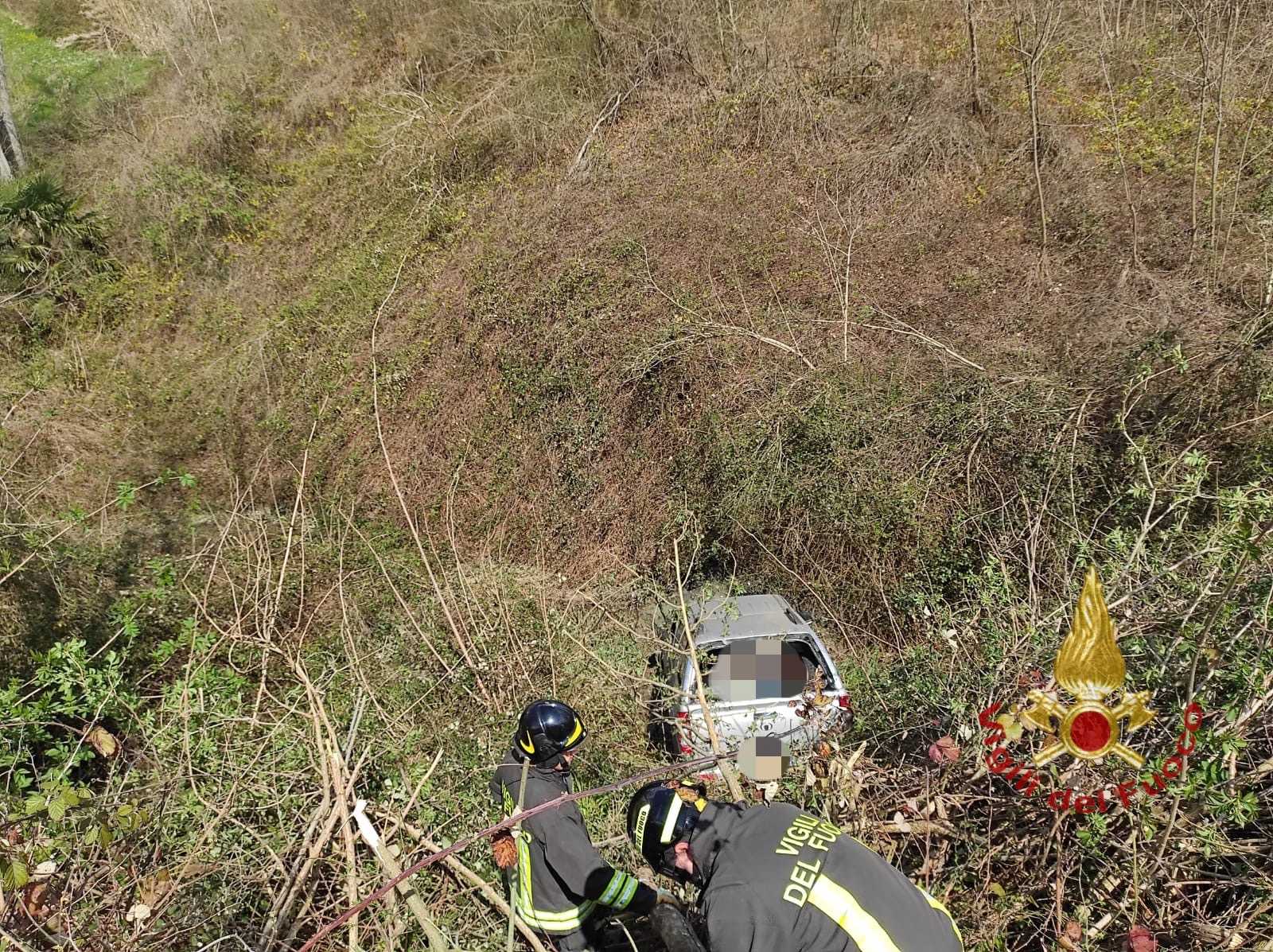 Perde il controllo dell’auto e finisce in una scarpata, trasferito in ospedale (foto)