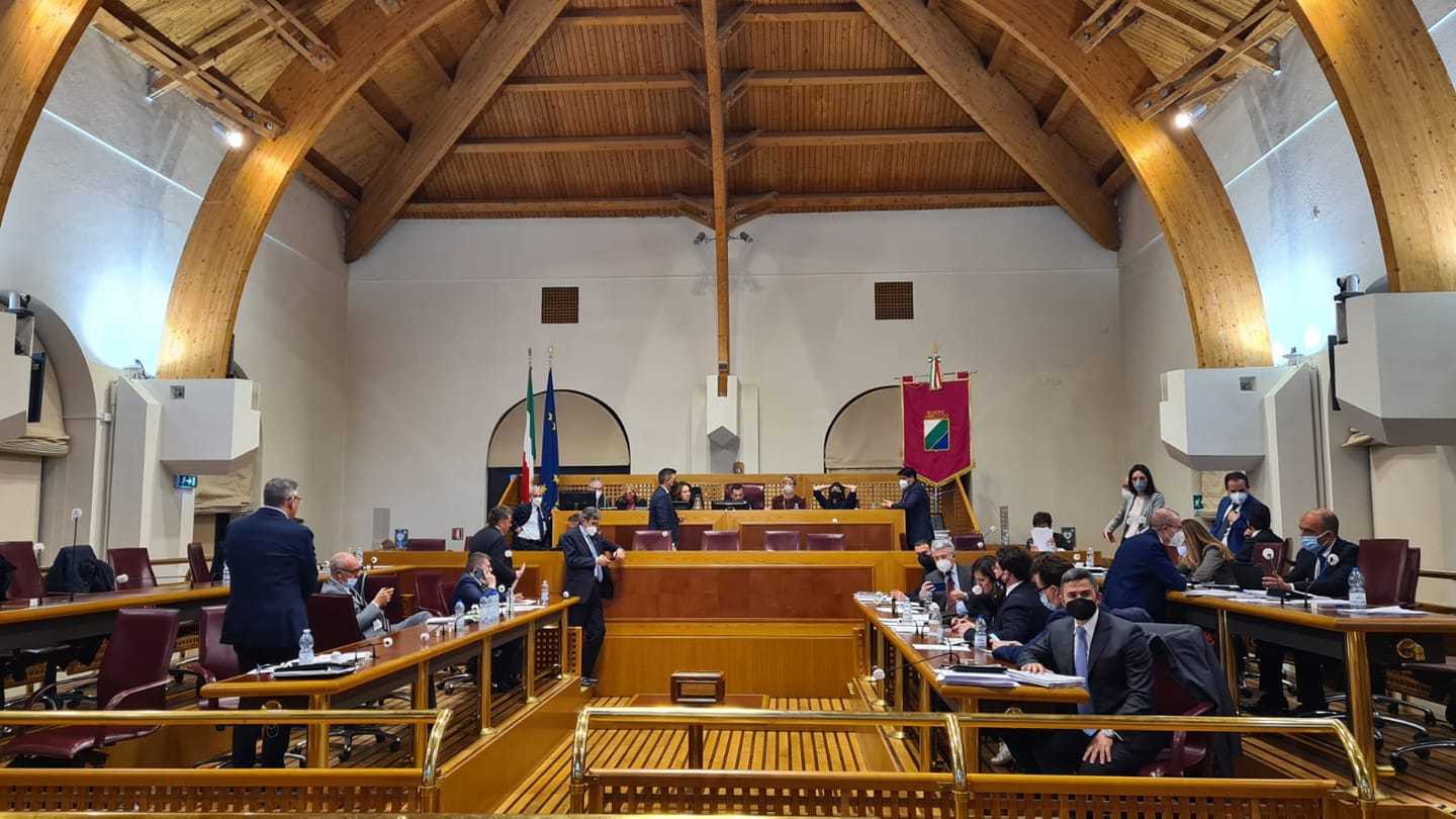 Manca il numero legale e salta il consiglio regionale, centrosinistra: maggioranza forza le regole