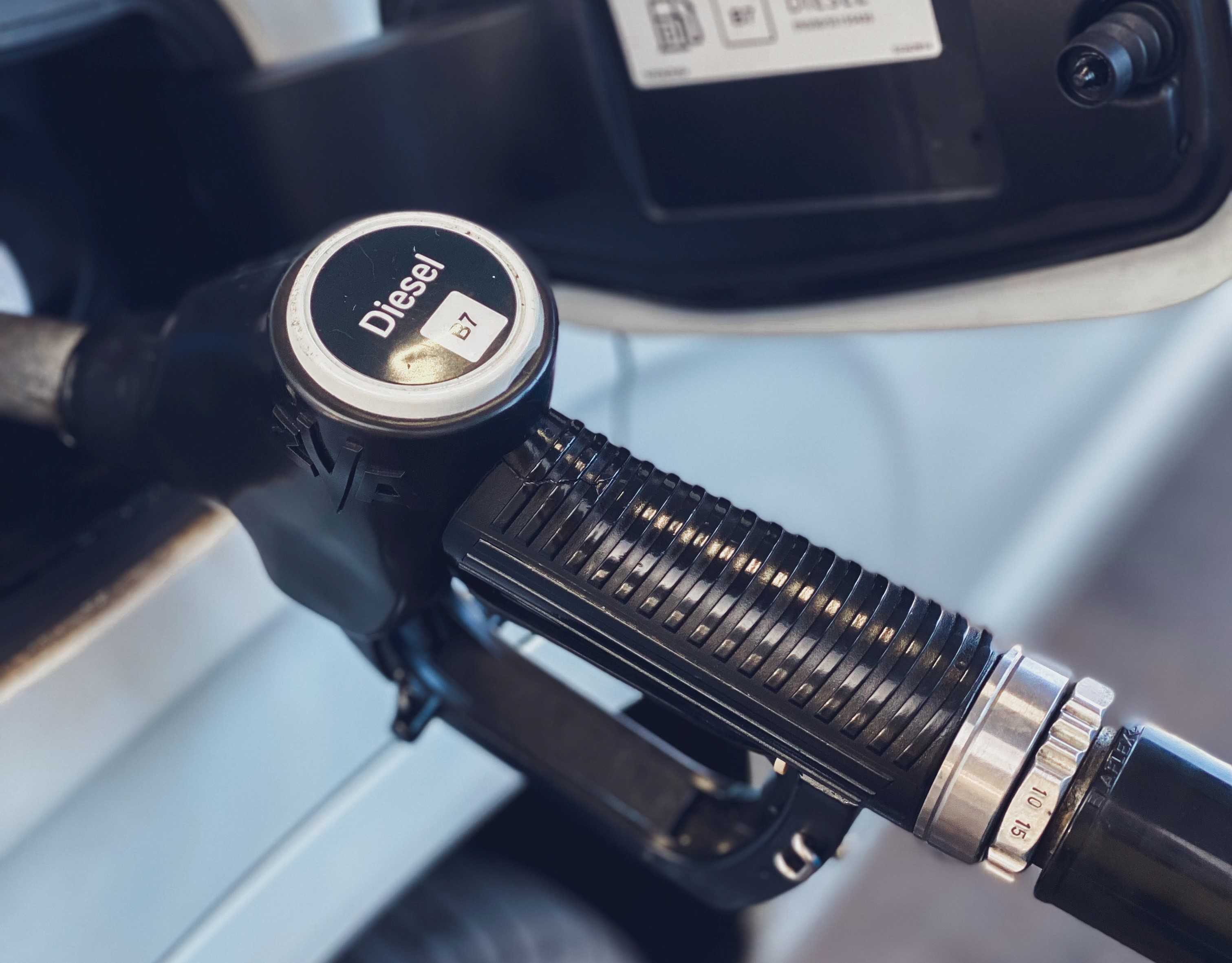 Carburanti, si abbassano prezzi benzina e diesel: da oggi tagli accise