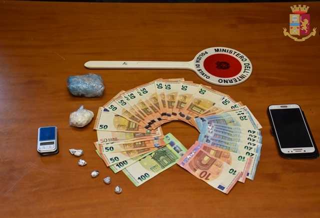 Droga nella lettiera del gatto, arrestato spacciatore di cocaina: operazione della polizia